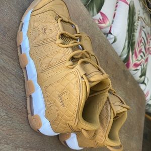 Woman’s NIKE air more uptempo sz 9.5